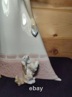 Nao by Lladro Spain 4563 RARE Lovers Couple with Puppy & Parasol Umbrella, 19 1/2