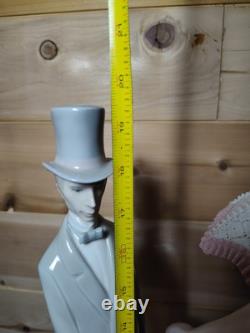 Nao by Lladro Spain 4563 RARE Lovers Couple with Puppy & Parasol Umbrella, 19 1/2