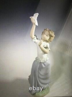 Nao by Lladro Spain GIRL WITH DOVE BIRD N0. 324 Porcelain Figurine