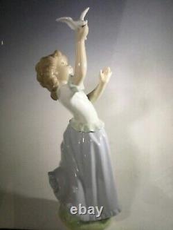 Nao by Lladro Spain GIRL WITH DOVE BIRD N0. 324 Porcelain Figurine