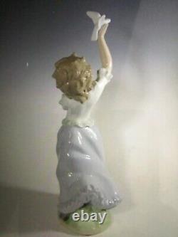 Nao by Lladro Spain GIRL WITH DOVE BIRD N0. 324 Porcelain Figurine