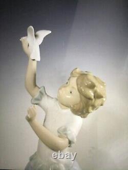 Nao by Lladro Spain GIRL WITH DOVE BIRD N0. 324 Porcelain Figurine