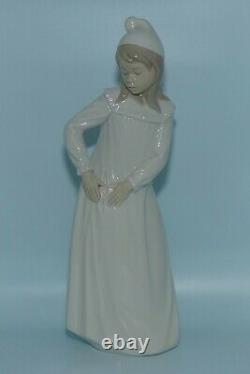 Nao by Lladro Spain figure Girl in Night Dress Mint