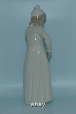Nao by Lladro Spain figure Girl in Night Dress Mint