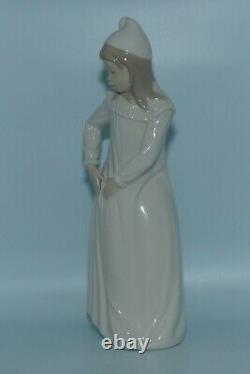 Nao by Lladro Spain figure Girl in Night Dress Mint