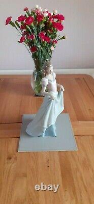 Nao lady figurines in very good condition, no chips or cracks on figures