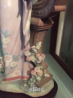 RARE Large Lladro 1421 Mariko Japanese Lady With Fan, Flowers, Lamp post