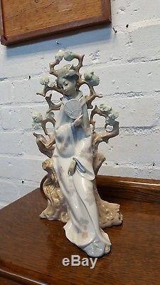 Rare Collectable Mint Lladro'Geisha Against Tree with Fan