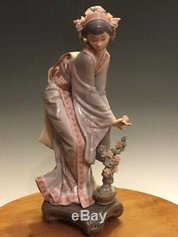 Rare Lladro #1449 Japanese Geisha MAYUMI With Box