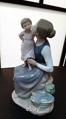 Rare Nao by Lladro Pampering Mother Mint Condition in Box