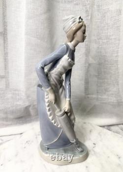 Rare Uncatalogued Vintage Lladró Porcelain Figurine Maid, Large