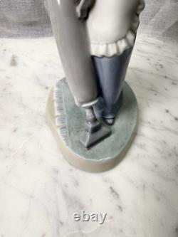 Rare Uncatalogued Vintage Lladró Porcelain Figurine Maid, Large