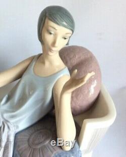 Rare Vintage Lladro Porcelain Figurine 5176 Flapper Art Deco Lady on Divan Sofa