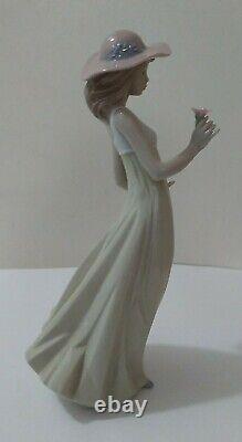 Retired 1991 Nao Lladro Spain Woman in Hat Flower Hand Made Porcelain Figure Box