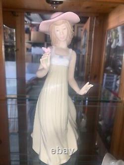 Retired 1991 Nao Lladro Spain Woman in Hat Holding Flower VERY RARE