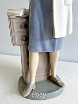 Retired LLADRO NAO FEMALE DOCTOR FIGURINE 13.25 RARE Fabulous