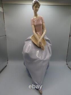 Retired Large Lladro Spain 13.5 Nao Figure 6384 A Quiet Moment