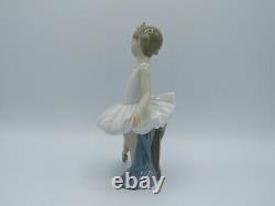 Retired Lladro 8126 Little Ballerina figurine