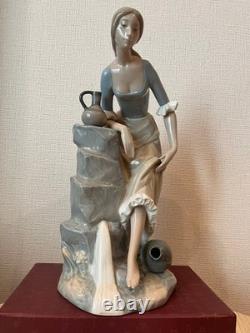 Spanish-made LLADRO NAO ceramic figurine of a woman drawing water, 3
