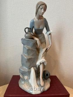 Spanish-made LLADRO NAO ceramic figurine of a woman drawing water, 3