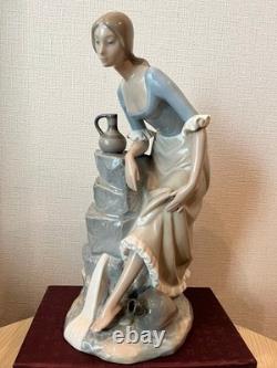 Spanish-made LLADRO NAO ceramic figurine of a woman drawing water, 3