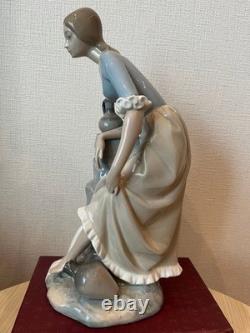 Spanish-made LLADRO NAO ceramic figurine of a woman drawing water, 3