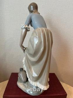 Spanish-made LLADRO NAO ceramic figurine of a woman drawing water, 3