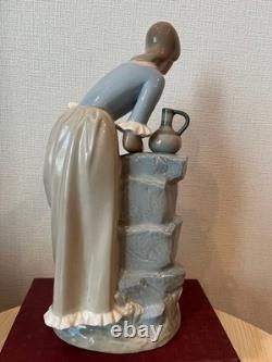 Spanish-made LLADRO NAO ceramic figurine of a woman drawing water, 3
