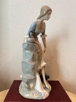 Spanish-made LLADRO NAO ceramic figurine of a woman drawing water, 3
