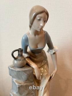 Spanish-made LLADRO NAO ceramic figurine of a woman drawing water, 3