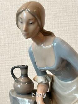 Spanish-made LLADRO NAO ceramic figurine of a woman drawing water, 3