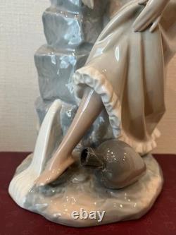 Spanish-made LLADRO NAO ceramic figurine of a woman drawing water, 3