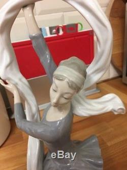 Stunning Nao'Ballerina with veil' Figurine (Lladro)