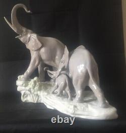 Stunning Very Large Lladro Porcelain Figure Elephants Walking L12m