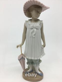 Sweet Expression Nao Lladro April Showers #1126 Figurine 7.5 Gloss Finish