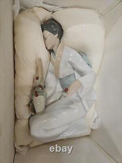 The Decorator Porcelain 14 Inch Figure NAO Lladro NEW IN BOX Lladro Style Glazed