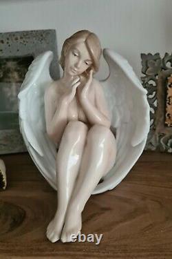 The Leonardo Collection large sitting angel like Lladro VERY RARE mint condition