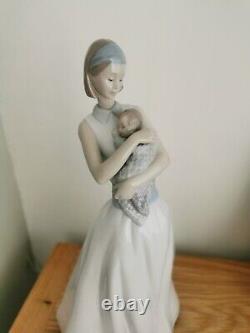 The Light Of My Life Nao lladro large mother and baby figure boy girl large 15