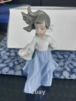VINTAGE NAO BY LLADRO DAISA 1988 VUELA 7.25 GIRL With DOVE FIGURE WithBOX MINT
