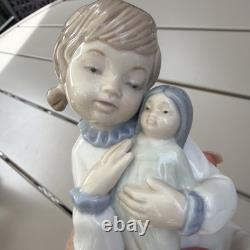 VINTAGE NAO by LLADRO #5102 GIRL WITH A DOLL