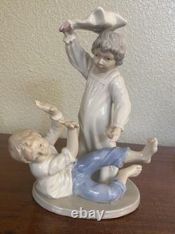 VTG NAO by LLADRO Statue Children Playing PILLOW FIGHT Figurine- SPAIN Read