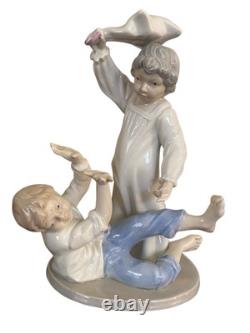 VTG NAO by LLADRO Statue Children Playing PILLOW FIGHT Figurine- SPAIN Read
