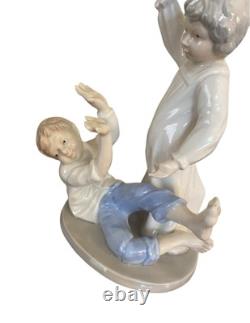 VTG NAO by LLADRO Statue Children Playing PILLOW FIGHT Figurine- SPAIN Read