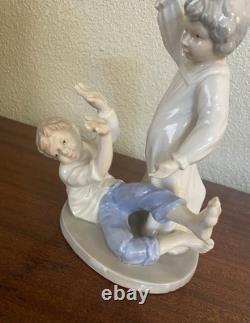 VTG NAO by LLADRO Statue Children Playing PILLOW FIGHT Figurine- SPAIN Read