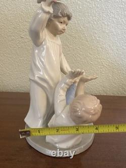 VTG NAO by LLADRO Statue Children Playing PILLOW FIGHT Figurine- SPAIN Read
