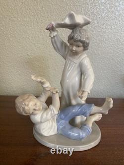 VTG NAO by LLADRO Statue Children Playing PILLOW FIGHT Figurine- SPAIN Read