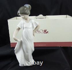Very Cute Lladro Nao Porcelain Figure How Pretty! 1110 Mint in Box