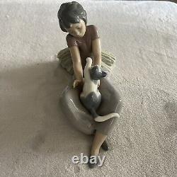 Vintage 1981 Nao Lladro Figurine Girl Playing With Kitten Hand Made In Spain