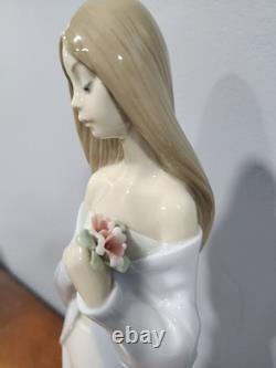 Vintage 1999 NAO by Lladro Hand Made Porcelain Figurine 14 Floral Beauty 1344