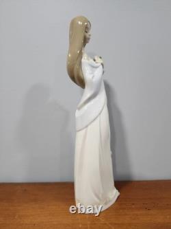 Vintage 1999 NAO by Lladro Hand Made Porcelain Figurine 14 Floral Beauty 1344